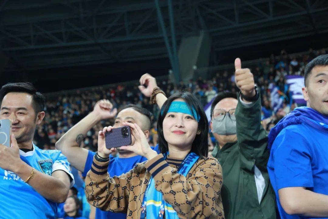 爱游戏官方入口-哈登回归首秀大放异彩，苏炳添主场球迷高呼名字