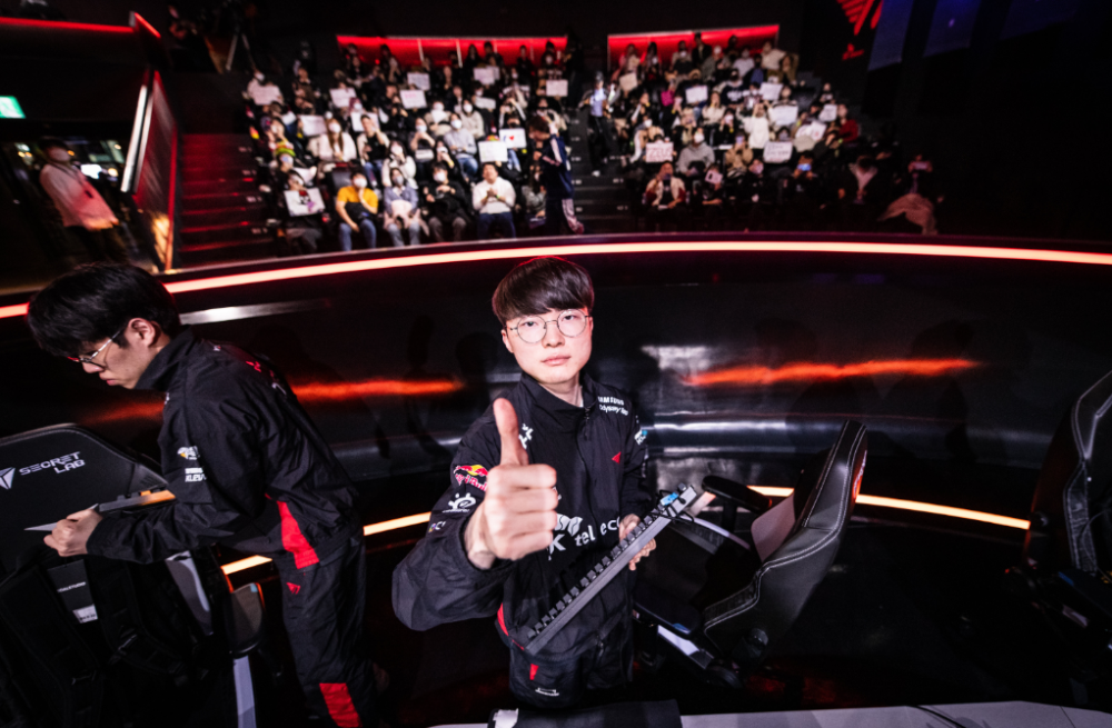 爱游戏APP-Faker在G2比赛中大比分获胜，战术调整引发热议！